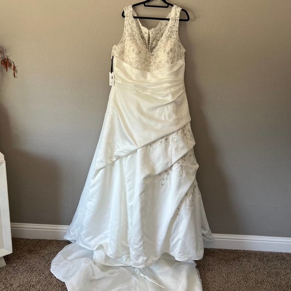 Plus Size Robin Jillian Bridal Button Lace Back Ruched Train New Wedding Dress - Picture 1 of 16